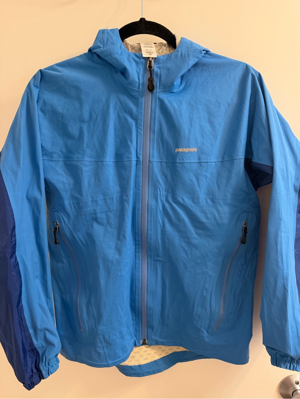 Patagonia Blue Hooded Rain Shell Jacket. Women’s XS
